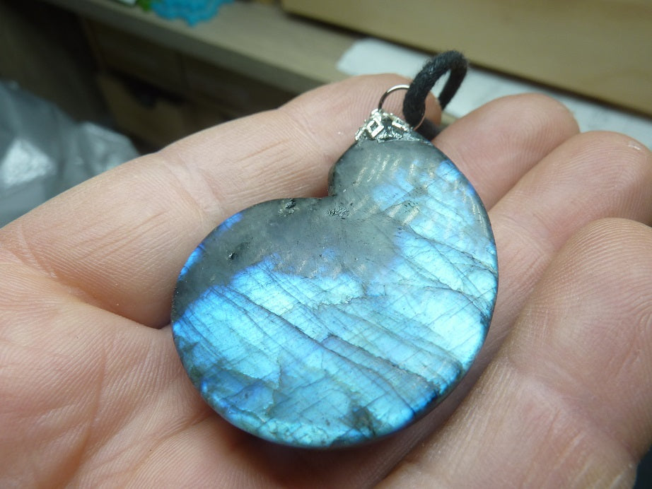 Pendentif amonite Labradorite spécial pour thérapeute 25 gr GGP 0901