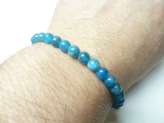 Bracelet Apatite bleue en perles rondes naturelles porté au poignet, pierre énergisante et motivante.