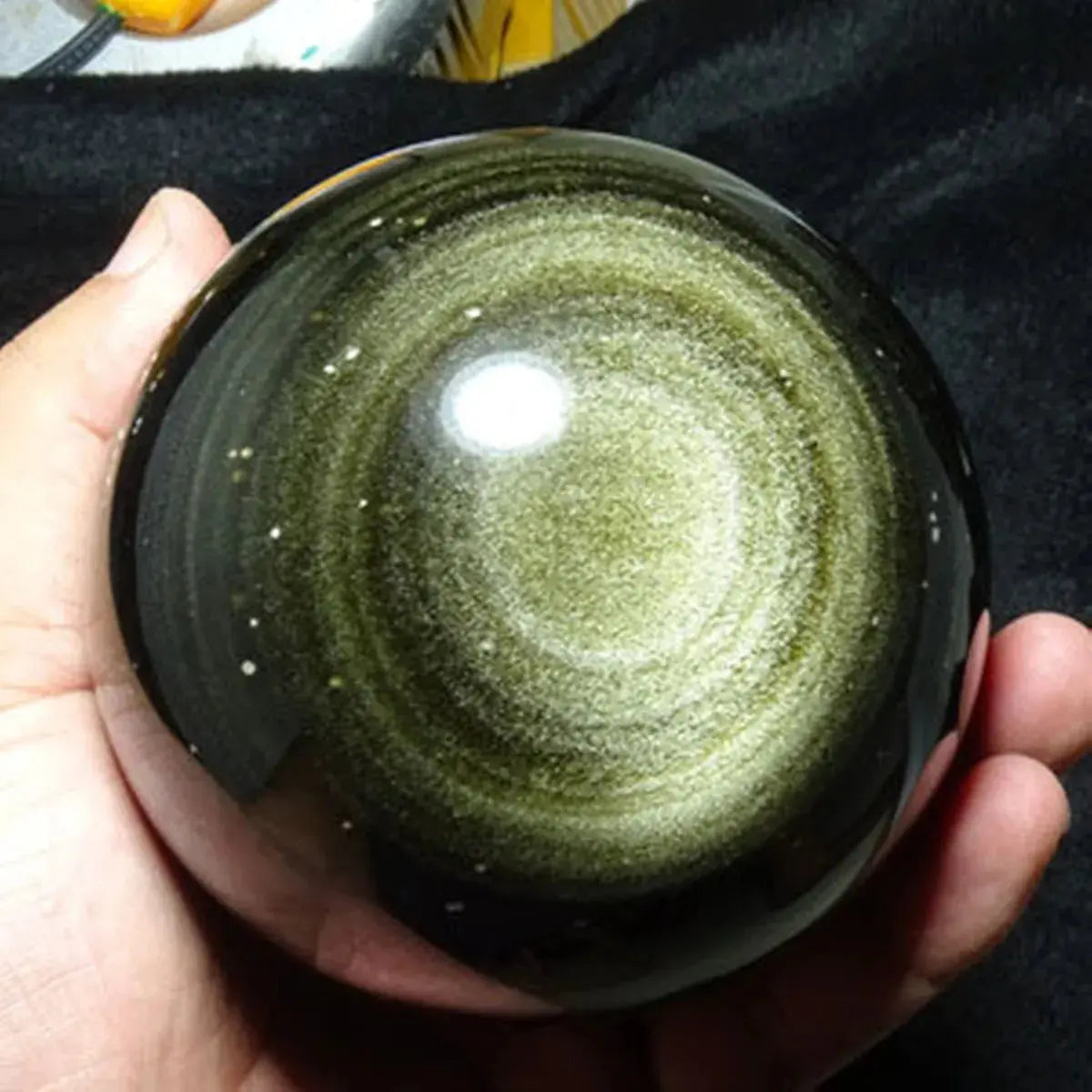Sphère en obsidienne dorée naturelle polie aux reflets dorés scintillants pour protection énergétique et introspection.