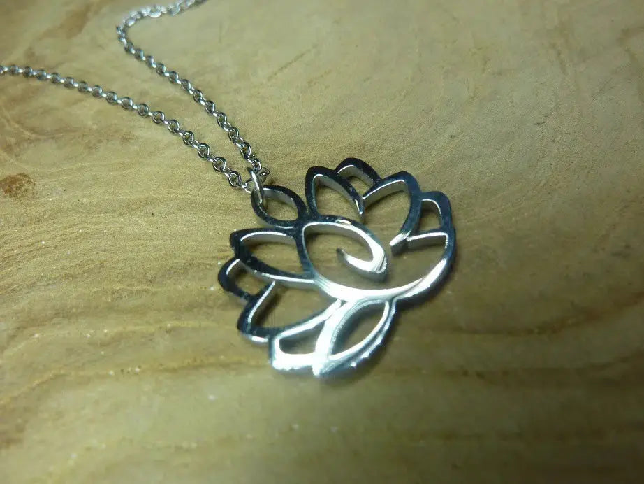 Collier pendentif fleur de Lotus