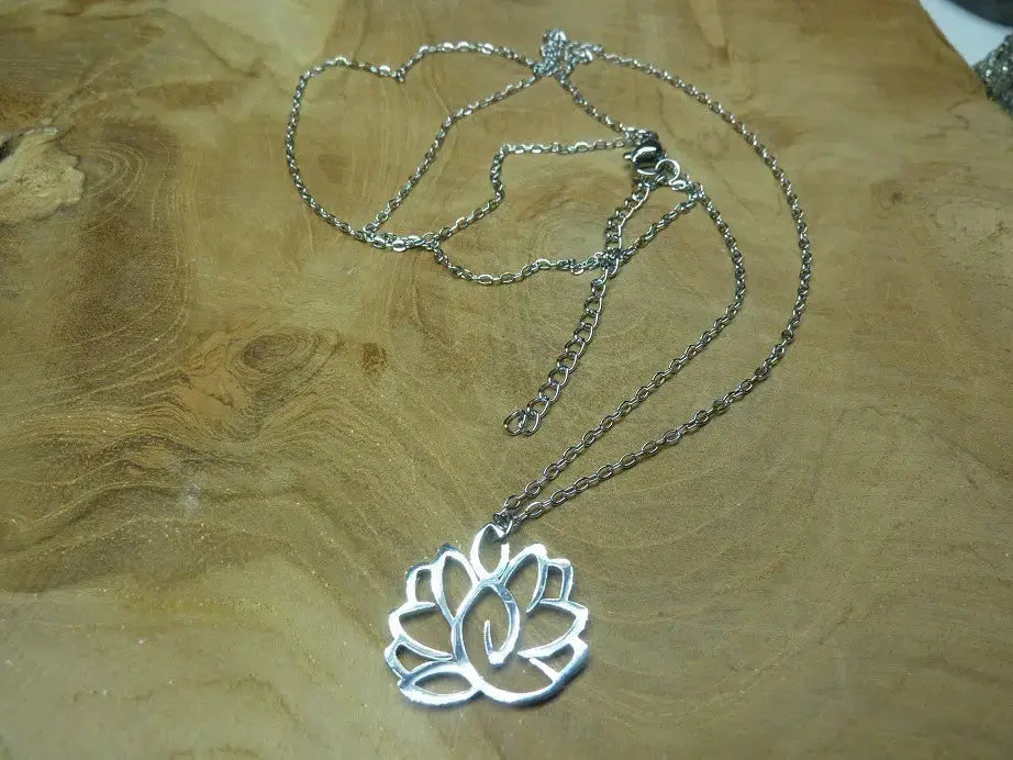 Collier pendentif fleur de Lotus