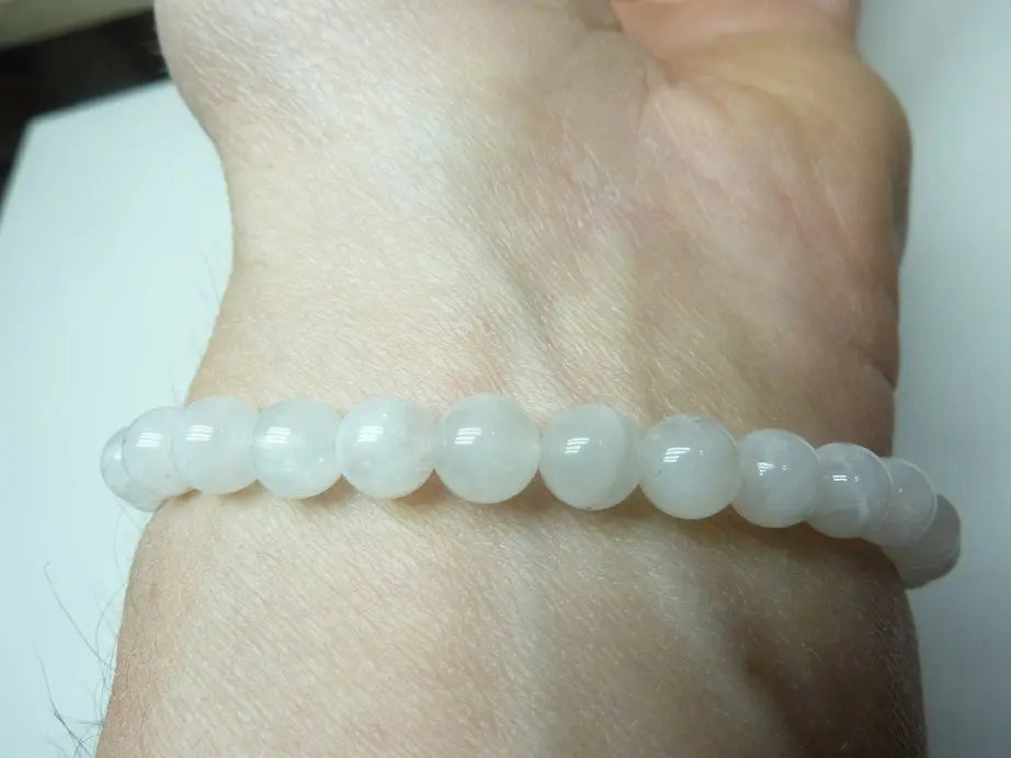 Bracelet en pierre de lune blanche naturelle qualité AAA monté sur fil élastique, perles lisses rondes sur poignet féminin