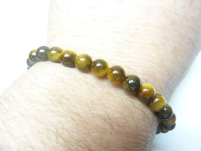 Bracelet en perles d'œil de tigre 8 mm qualité AAA porté au poignet, pierre naturelle protectrice et énergisante