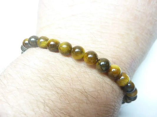 Bracelet en perles d'œil de tigre 8 mm qualité AAA porté au poignet, pierre naturelle protectrice et énergisante