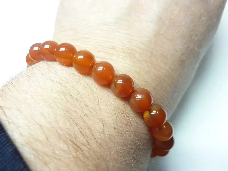 Bracelet réglable en pierres naturelles de cornaline rouge orangée sur poignet
