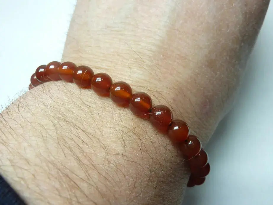 Bracelet réglable en Cornaline naturelle rouge sur poignet homme