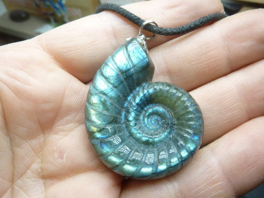 Pendentif amonite Labradorite spécial pour thérapeute 25 gr GGP 0901