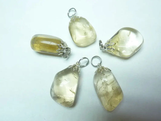pendentif en citrine naturelle taillée avec bélière argentée sur fond blanc