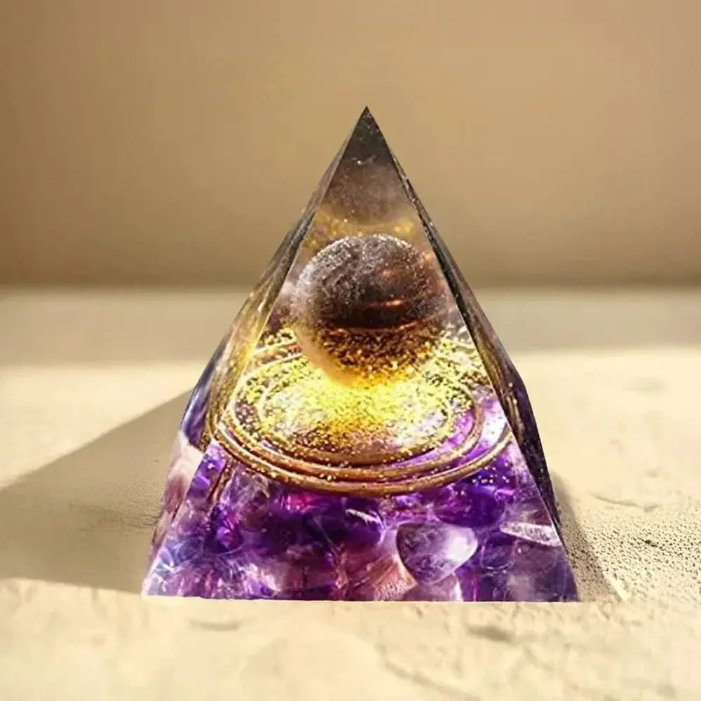 Pyramide orgonite améthyste avec sphère dorée, cuivre et quartz fumé pour protection énergétique et harmonie.