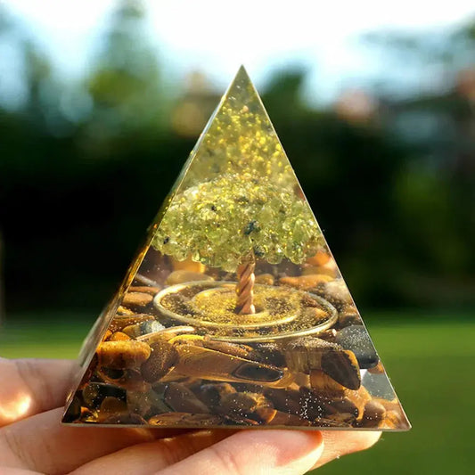 Orgonite Arbre de Joie pyramide en œil de tigre et péridot pour chance, protection et énergie positive.