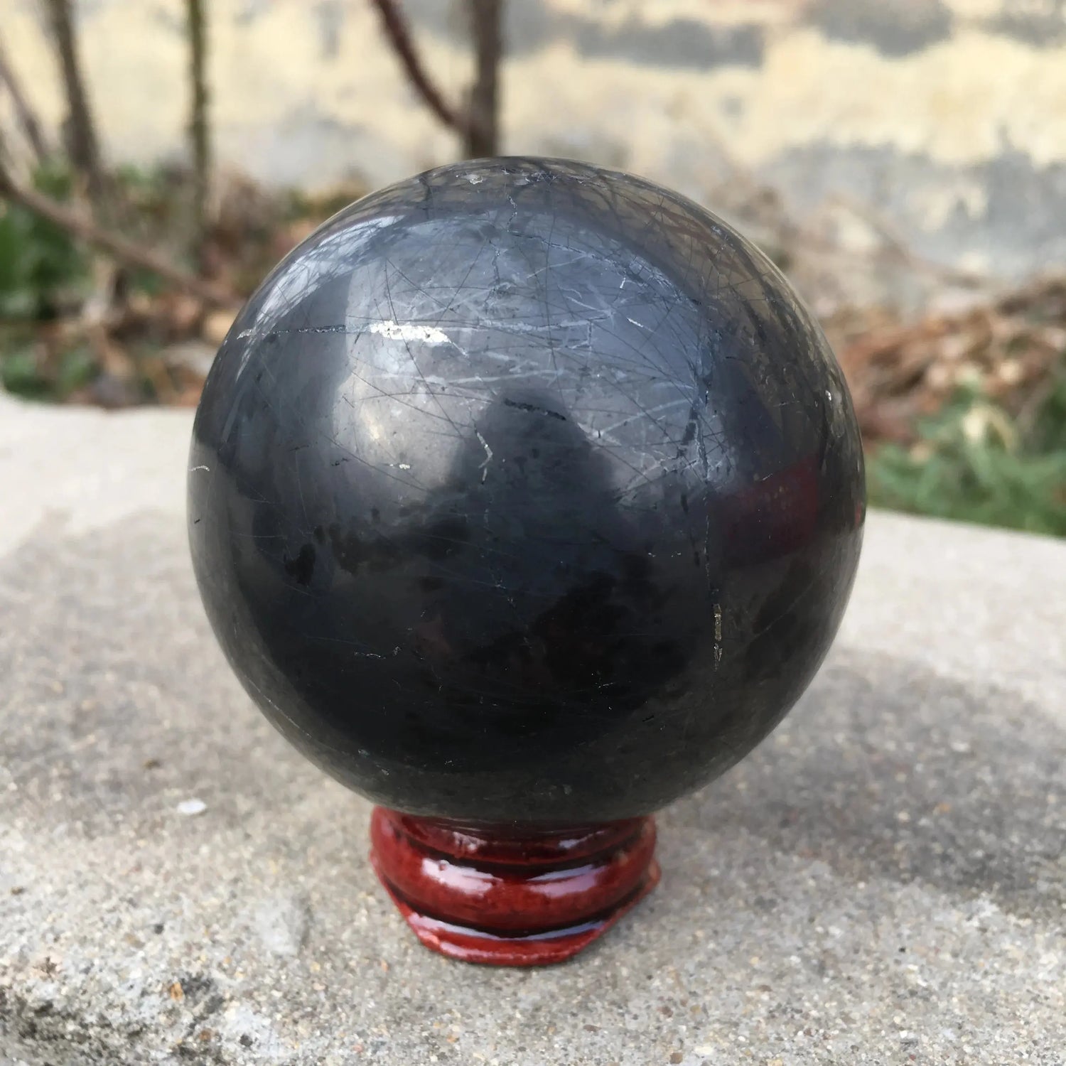 sphère de Shungite noire polie sur socle en bois, pierre naturelle pour protection et purification énergétique