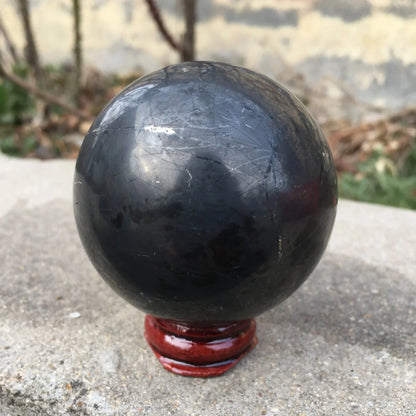 sphère de Shungite noire polie sur socle en bois, pierre naturelle pour protection et purification énergétique