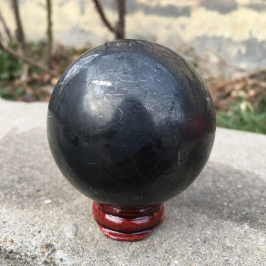 sphère de Shungite noire polie sur socle en bois, pierre naturelle pour protection et purification énergétique
