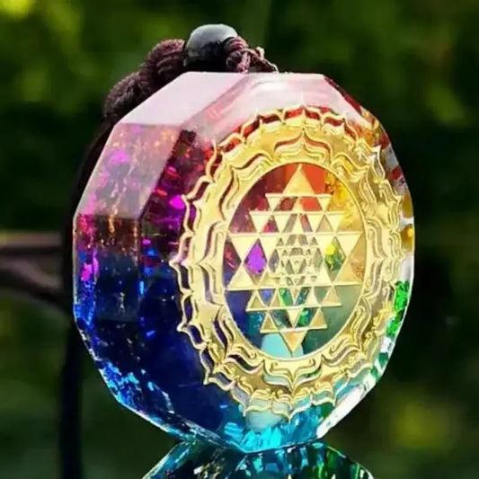 Pendentif Orgonite en cristal naturel avec symbole Sri Yantra et 7 chakras, zen et énergétique.