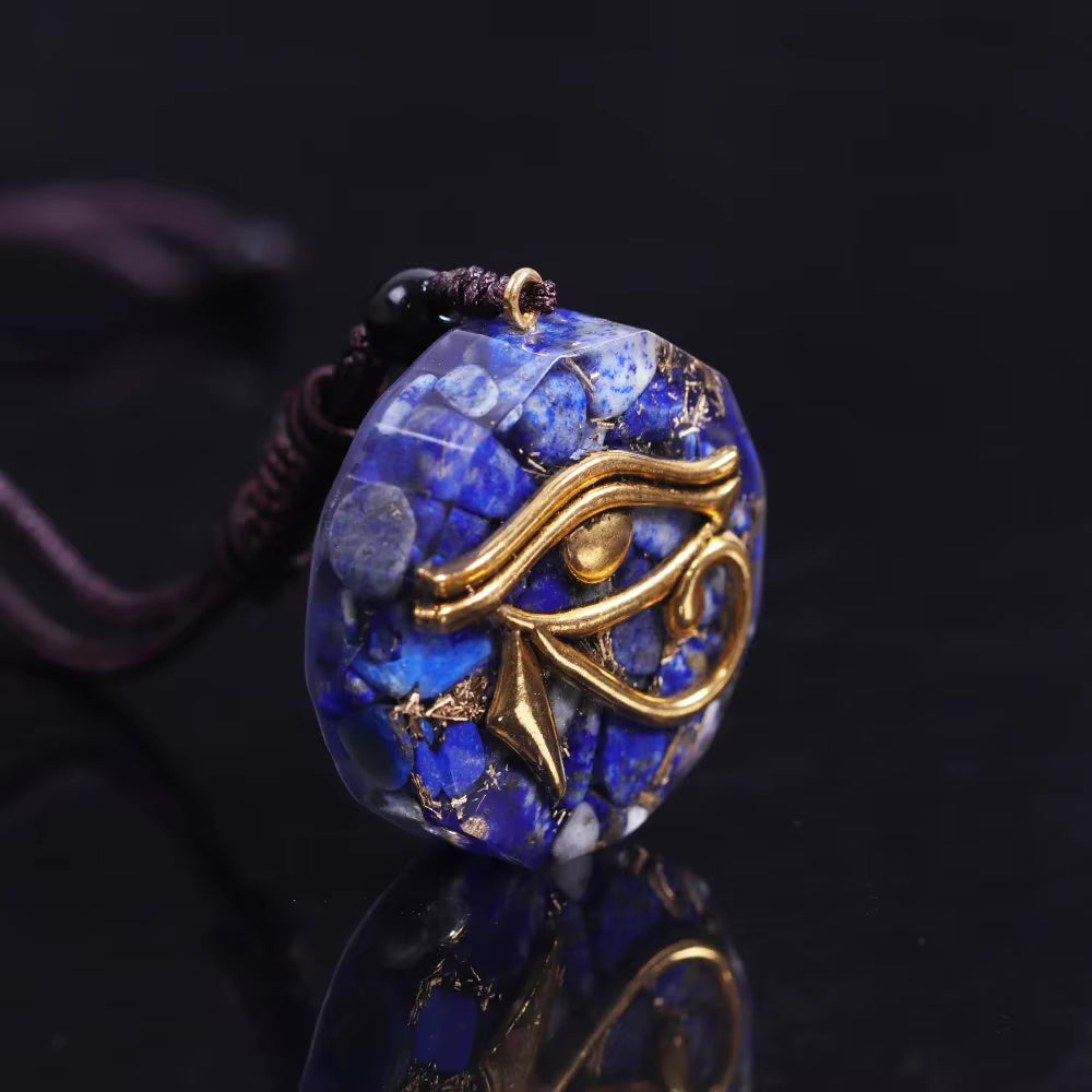 Pendentif Orgonite Œil d'Horus, Éclats de Pierres Naturelles mapierredeprotection