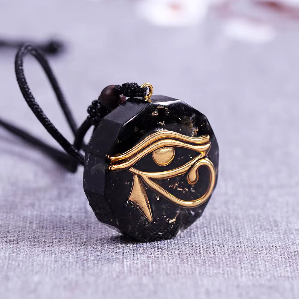Pendentif Orgonite Œil d'Horus, Éclats de Pierres Naturelles mapierredeprotection