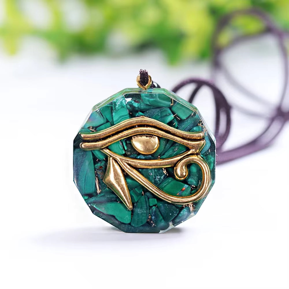 Pendentif Orgonite Œil d'Horus, Éclats de Pierres Naturelles mapierredeprotection