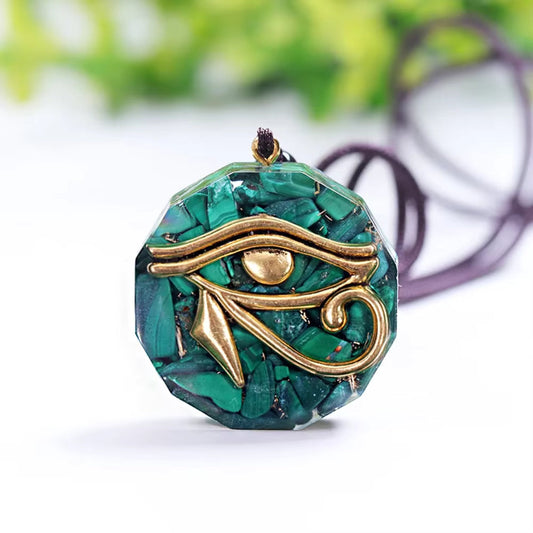 Pendentif Orgonite Œil d'Horus, Éclats de Pierres Naturelles mapierredeprotection