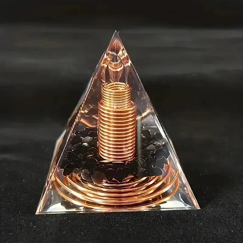 Orgonite pyramide en obsidienne avec spirale de cuivre pour protection énergétique et purification vibratoire.