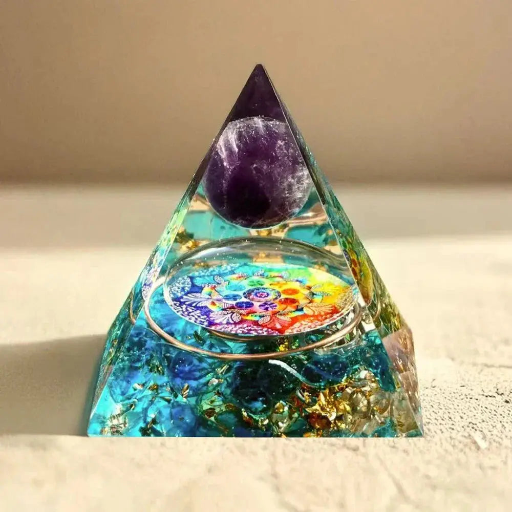 Orgonite « Abondance & Protection » pyramide en améthyste et quartz bleu avec inclusions colorées et ornement décoratif énergétique.