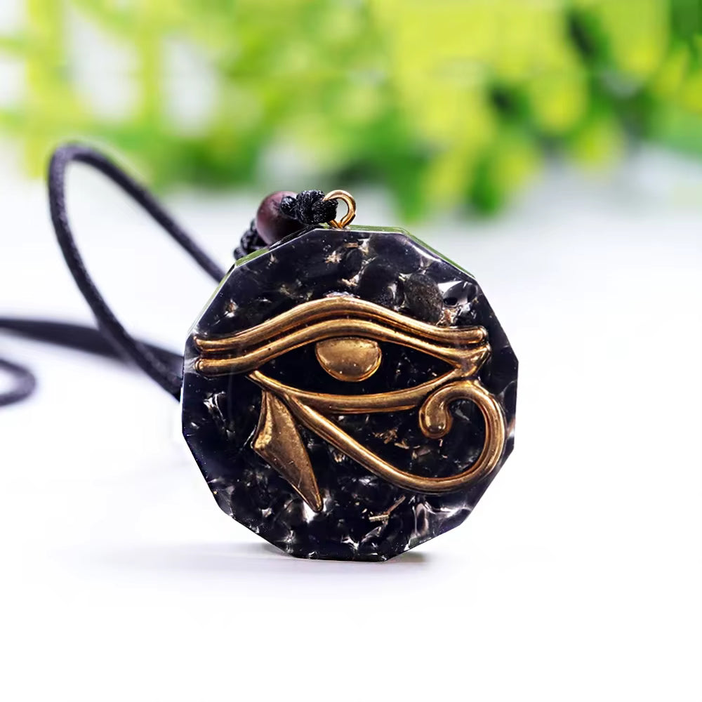 Pendentif Orgonite Œil d'Horus, Éclats de Pierres Naturelles mapierredeprotection