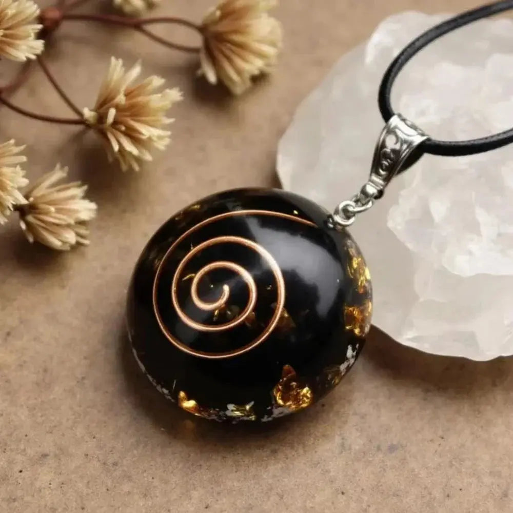 pendentif orgonite protection énergétique en obsidienne noire avec spirale cuivre, bijou artisanal de protection et ancrage énergétique