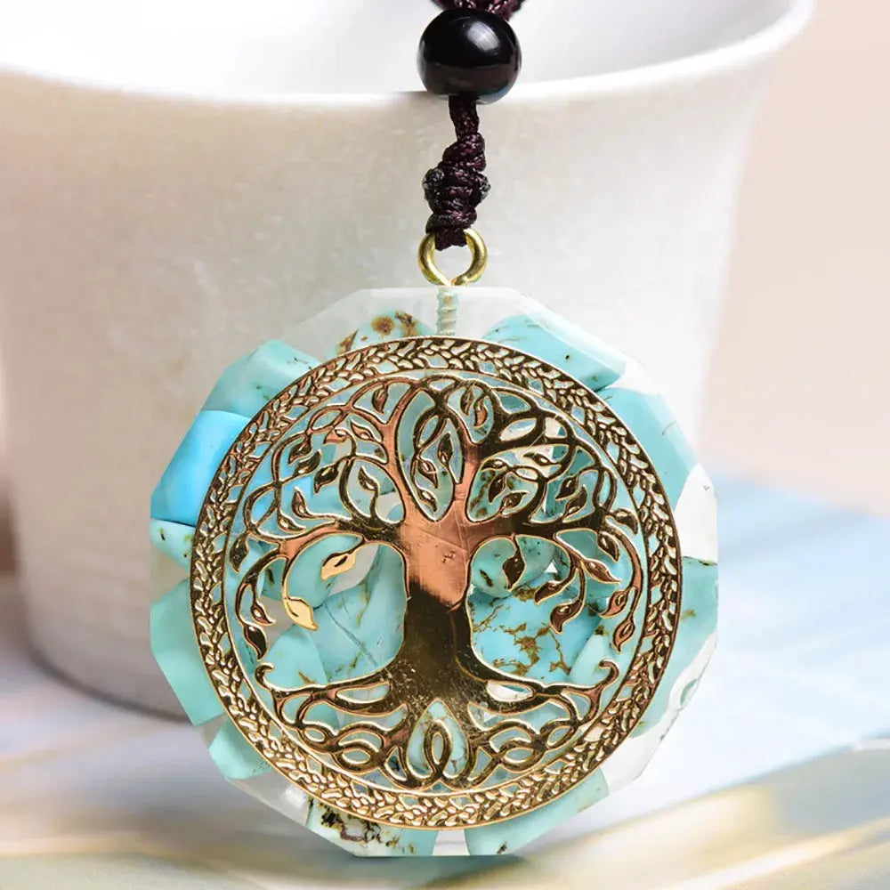 pendentif orgonite arbre de vie en turquoise naturelle avec symbole en métal doré pour protection et apaisement énergétique