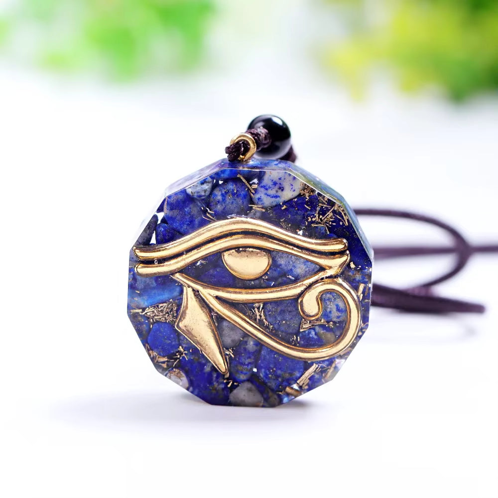 Pendentif Orgonite Œil d'Horus, Éclats de Pierres Naturelles mapierredeprotection