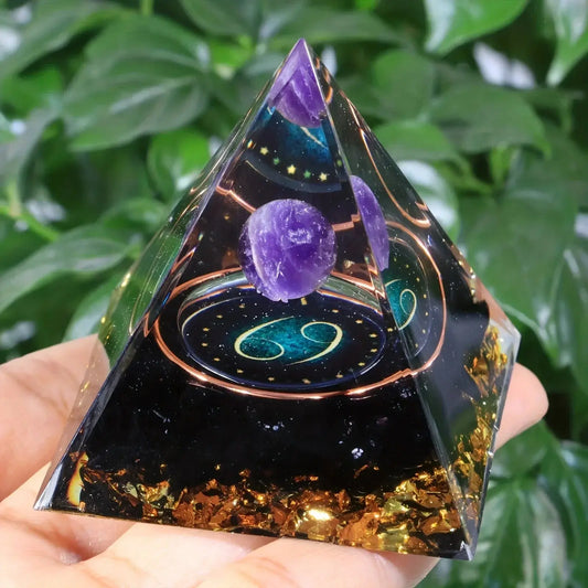 Orgonite Signe Astrologique pyramid with natural crystals and zodiac symbol for emotional grounding and vibrational protection