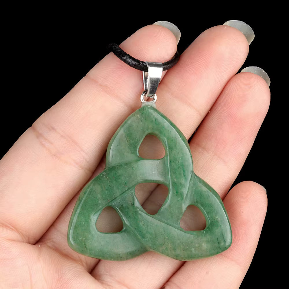 Collier pendentif Triquetra en pierres mapierredeprotection