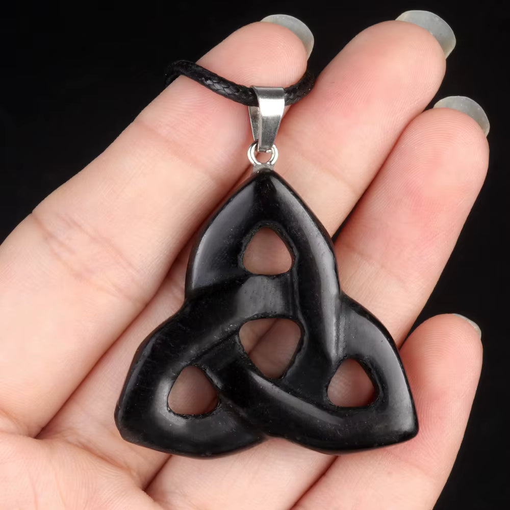 Collier pendentif Triquetra en pierres mapierredeprotection