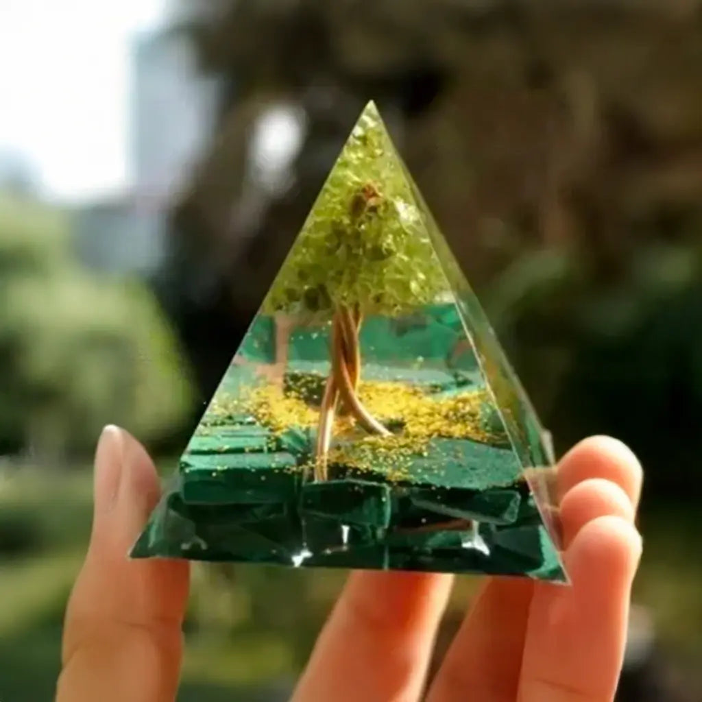 Orgonite Arbre de Vie pyramide en péridot et malachite protection énergétique et renouveau
