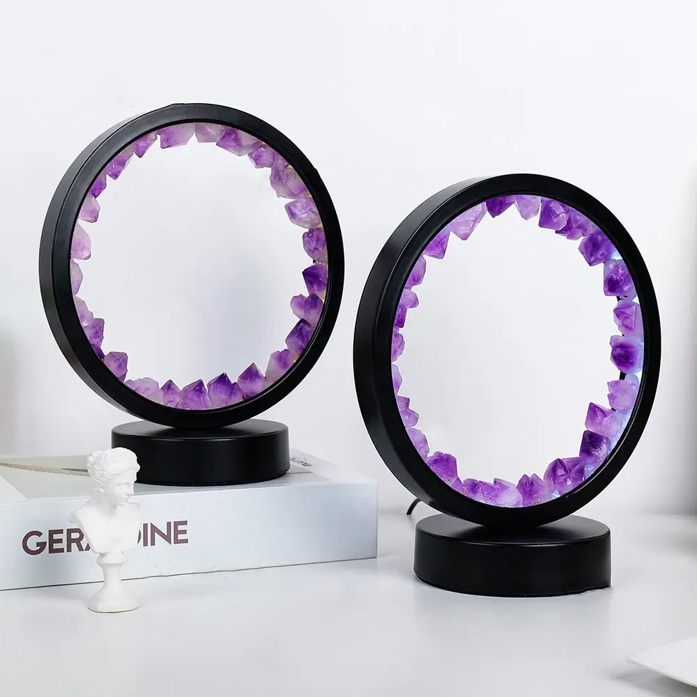 Lampe « Cercle de Sérénité » en améthyste naturelle avec éclairage LED apaisant et design circulaire moderne.
